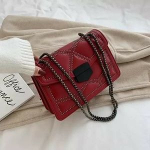 Lady chain faux leather hand/shoulder bag